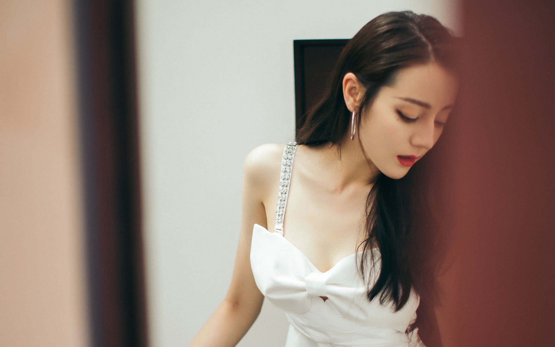 2015年总决赛第一场:勇士第一节就落后30分,但凭借库里连续远投,最终完成“史诗逆转”,点燃整个系列赛。