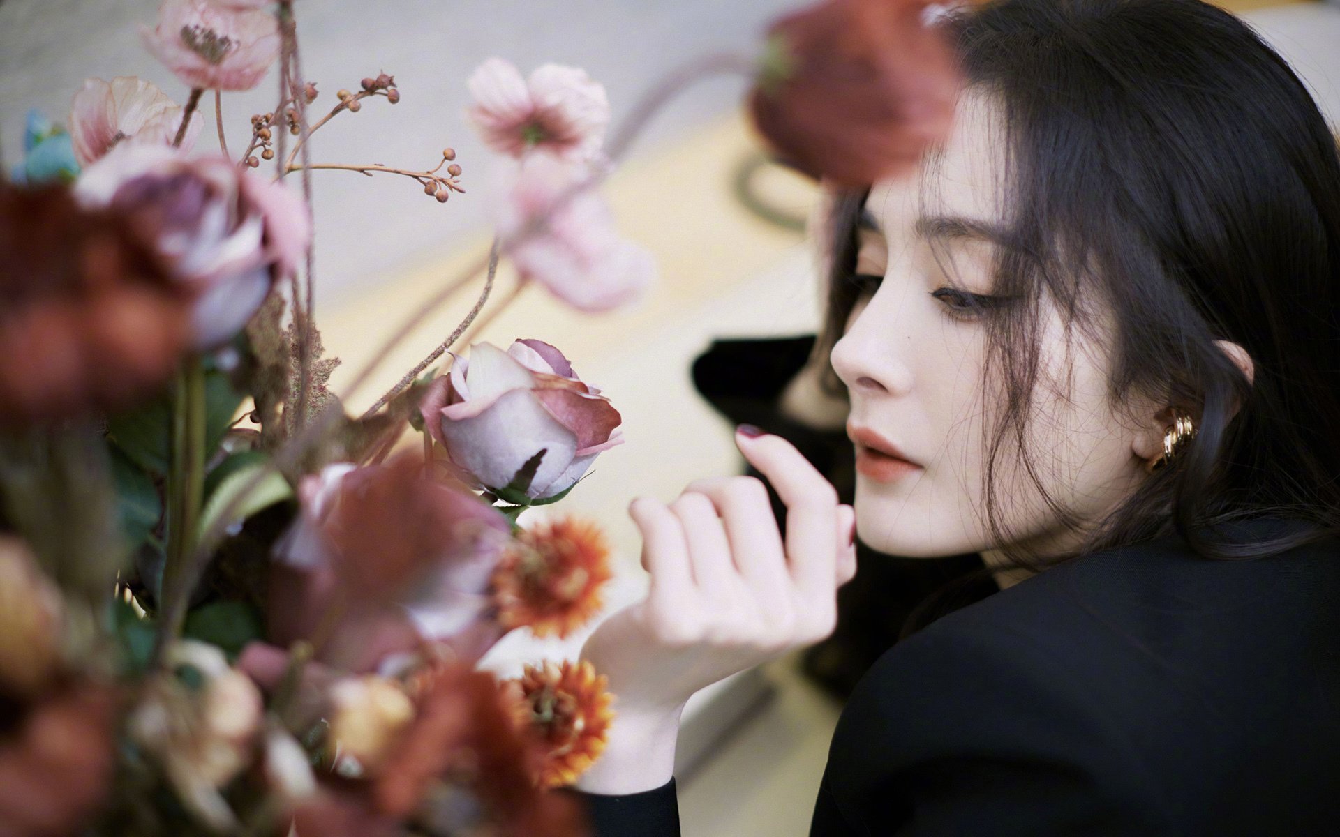 线上“水花兄弟”生涯:库里在季后赛中连续五场投中六个以上三分球!