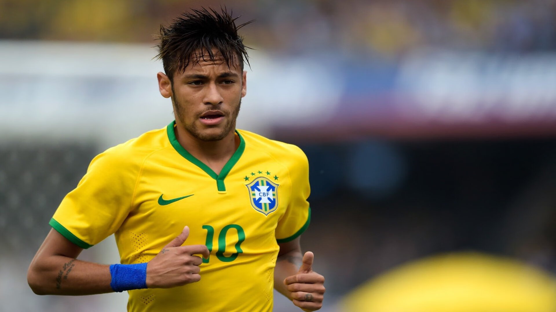 欧洲足球竞技赛事热火朝天，球迷狂热追赶，欧洲各种足球赛事